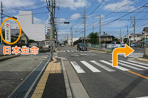②310号線七つ辻（大きな交差点）を過ぎて一つ目の信号を右折です。左側の日本生命が目印です。